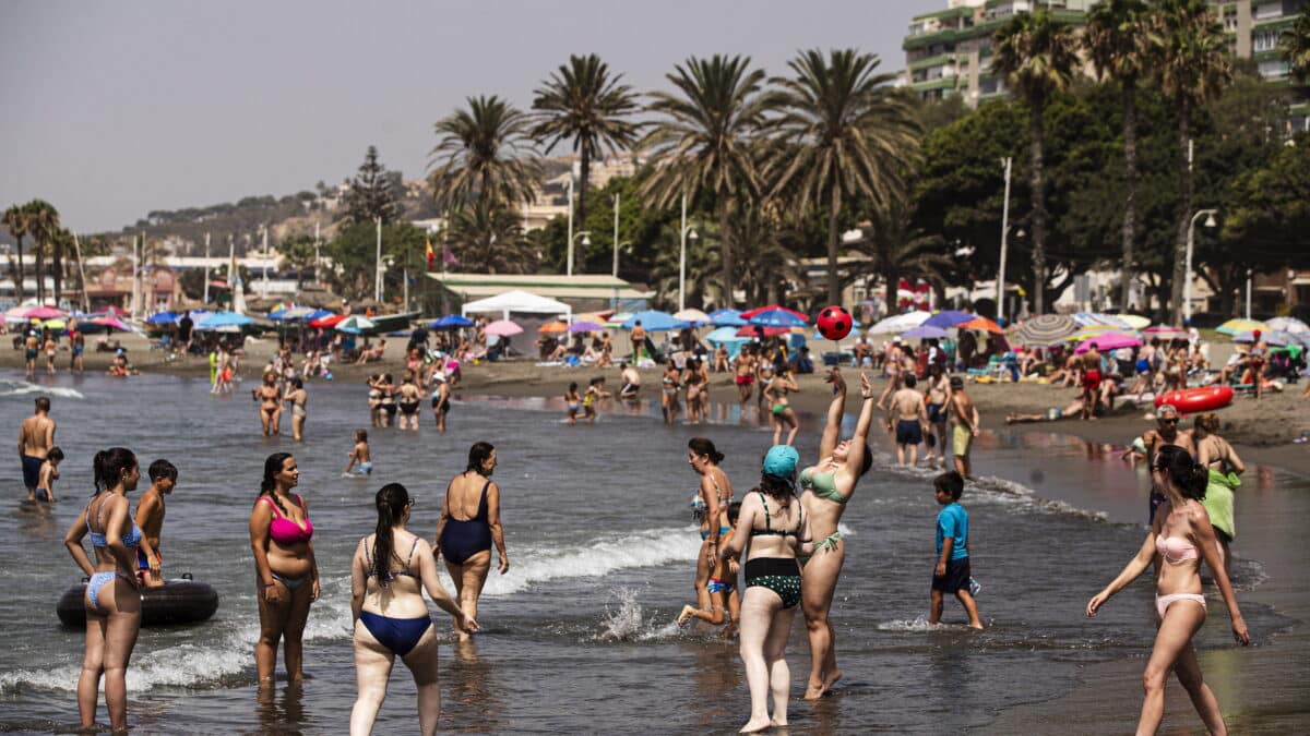 Imagen de la playa del Palo en Málaga, donde la ola de calor sigue dejando registros inusuales