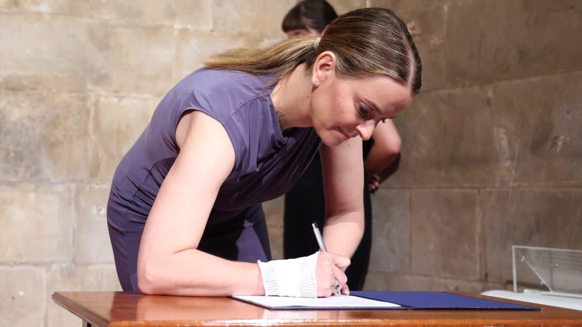 La presidenta del Govern, Margalida Prohens, firma el libro de consellers tras informar sobre los nuevos miembros.