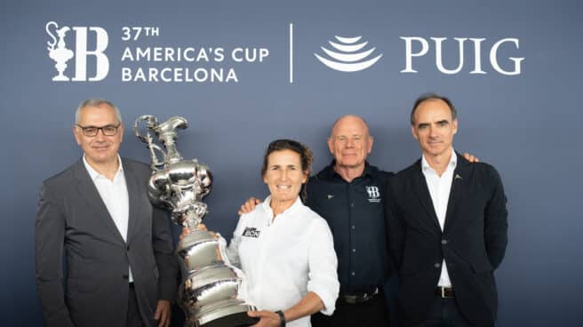 Emirates Team Zealand, el equipo campeón y defensor de la Copa América llega a Barcelona (I-D) El presidente ejecutivo de Puig, Marc Puig; la entrenadora de Sail Team Barcelona, Mónica Azón; el CEO de la America's Cup de vela y director general de Emirates Team New Zealand, Grant Dalton y el presidente del Real Club Náutico de Barcelona, Jordi Puig, posan con la copa durante una rueda de prensa en el Real Club Náutico