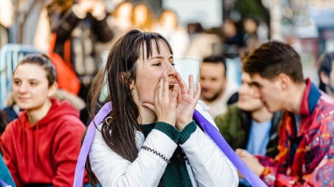 Una joven grita durante una manifestación del movimiento ‘Juventud por el Clima’ frente al Congreso de los Diputados, en Madrid.