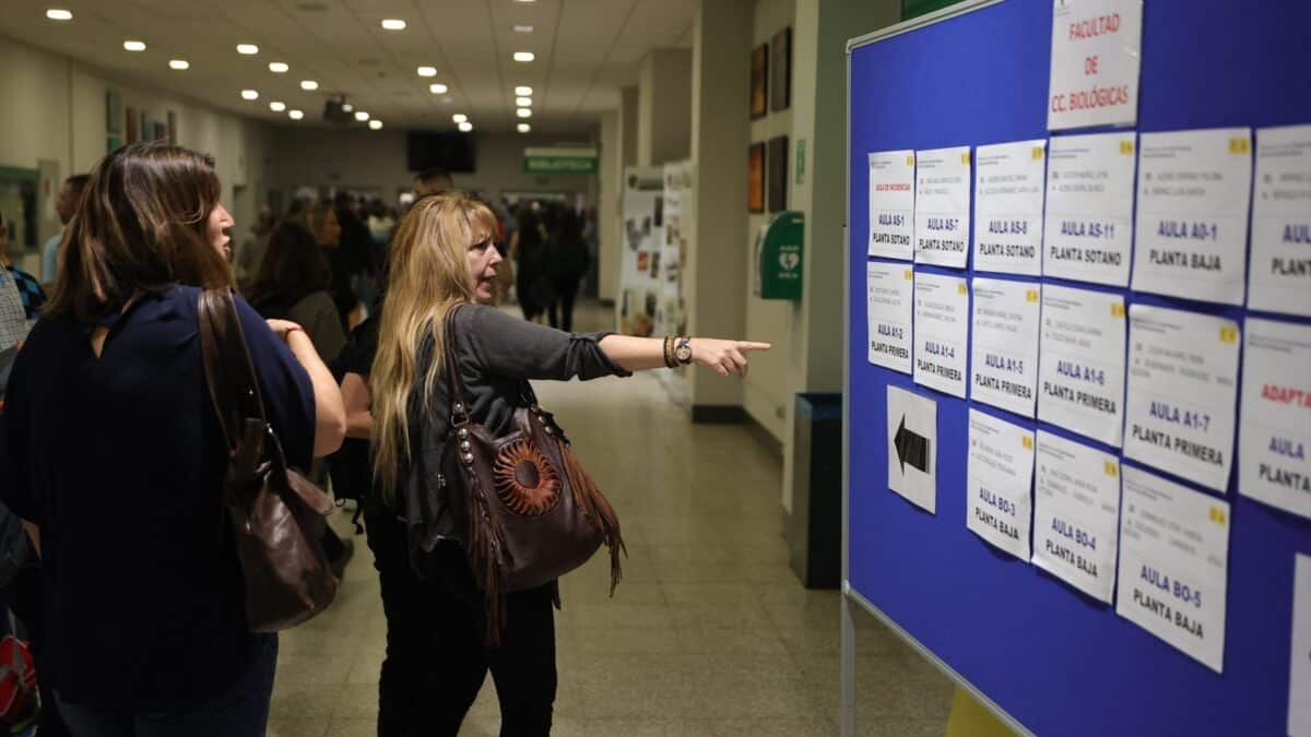 Varias personas se encaminan a realizar las pruebas de acceso a Correos en la Facultad de Biológicas de la Universidad Complutense de Madrid.