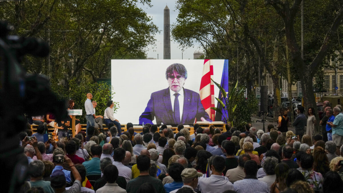 El ex president de la Generalitat Carles Puigdemont interviene por videoconferencia en el mitin de JXCAT, este viernes en Barcelona.