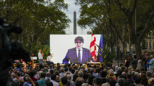 Puigdemont deshará el Santo Bloqueo El ex president de la Generalitat Carles Puigdemont interviene por videoconferencia en el mitin de JXCAT, este viernes en Barcelona.