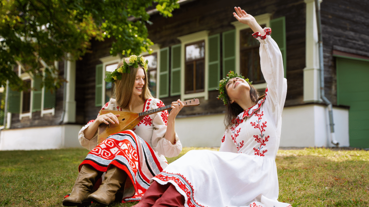 Dos jóvenes con vestimenta típica del día de Iván Kupala, la fiesta de San Juan de los países eslavos