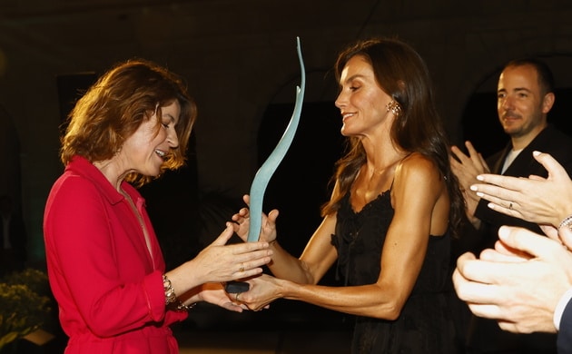 La reina Letizia le entrega el premio Master of Cinema 2023 a la actriz franco-suiza Irène Jacob junto a Jaume Ripoll, cofundador de Filmin