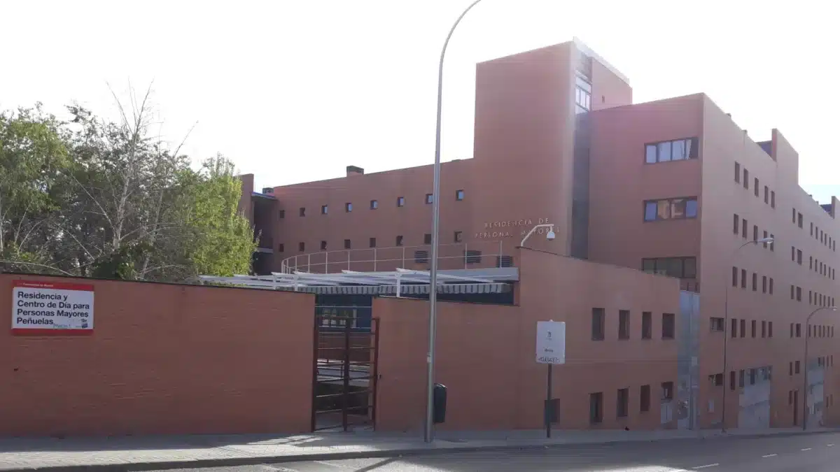 Madrid multa con 25.000 euros a una residencia por la muerte de una mujer estrangulada mientras estaba atada a su cama