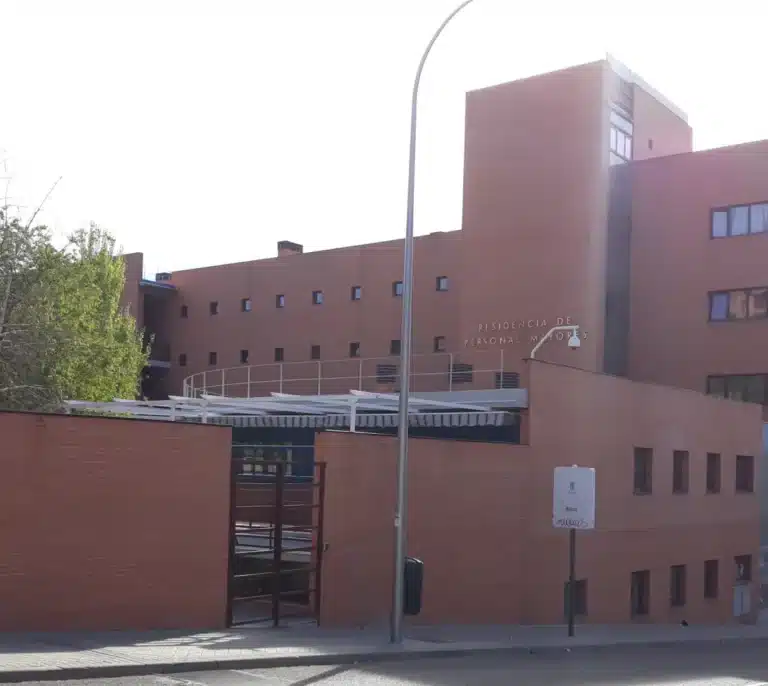Madrid multa con 25.000 euros a una residencia por la muerte de una mujer estrangulada mientras estaba atada a su cama