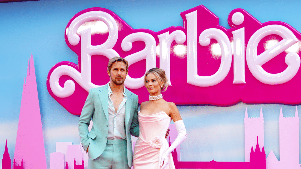 Margot Robbie y Ryan Gosling en la premiere en Londres con ropa de Barbie