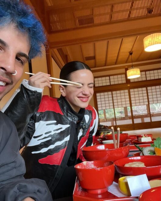 Rosalía y Rauw Alejandro cenando en Tokio en diciembre de 2022