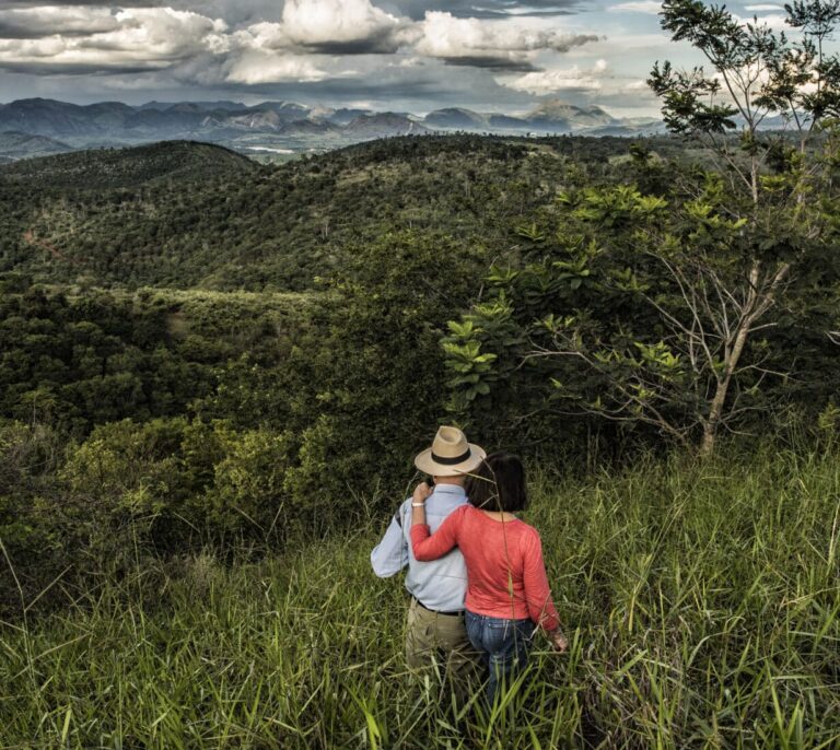 El edén de los Salgado: la ecologista y el fotógrafo que vencieron a la deforestación