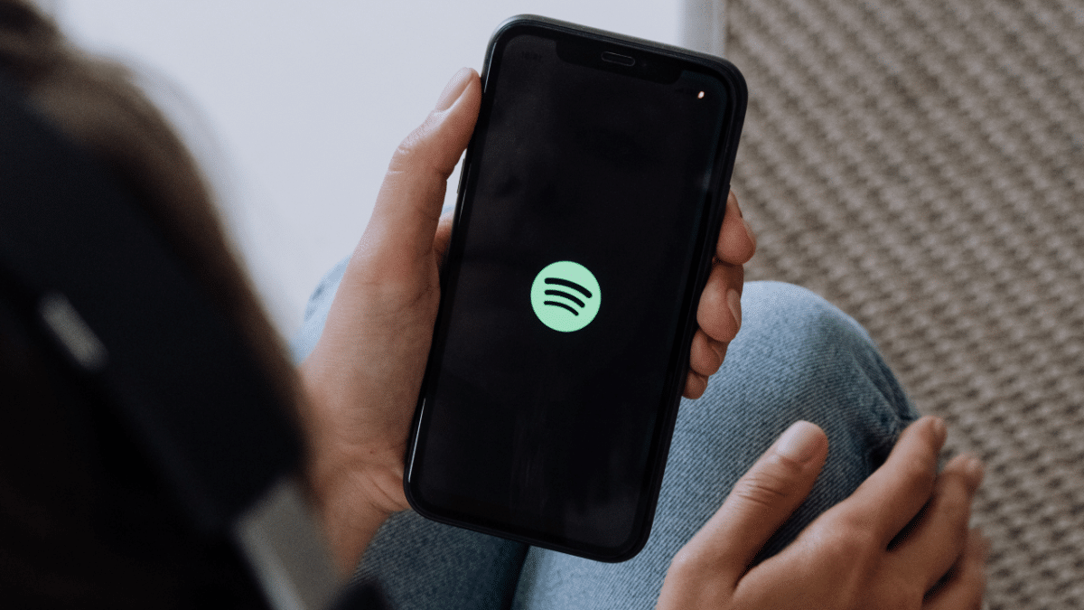Un usuario abriendo la aplicación de Spotify, mientras la plataforma sube los precios en todas sus suscripciones Premium