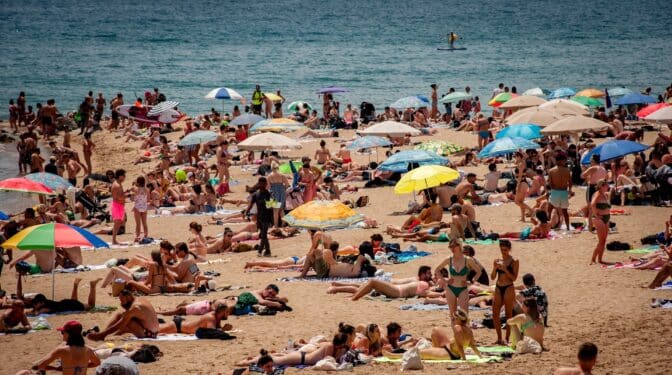España batirá un nuevo récord de turismo extranjero pese a la subida de precios