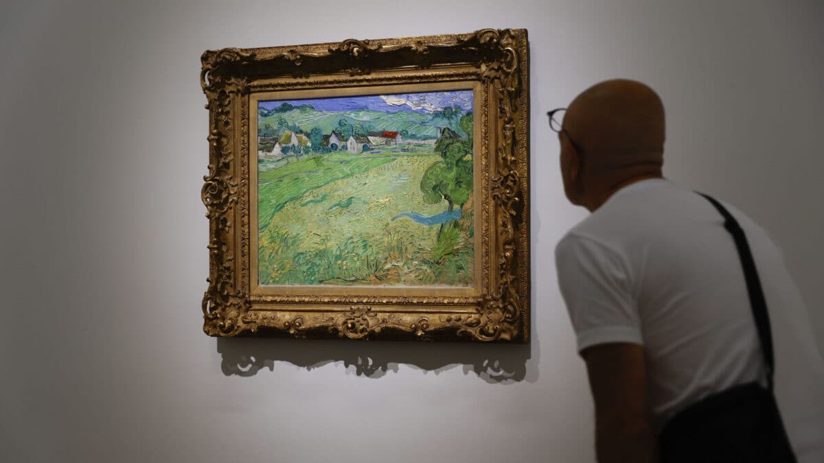 Un hombre observa el cuadro 'Les Vessenots en Auvers' de 1980 durante la presentación de la colección de arte digital en NFTs de 'Les Vessenots' de Van Gogh en Museo Thyssen este miércoles.
