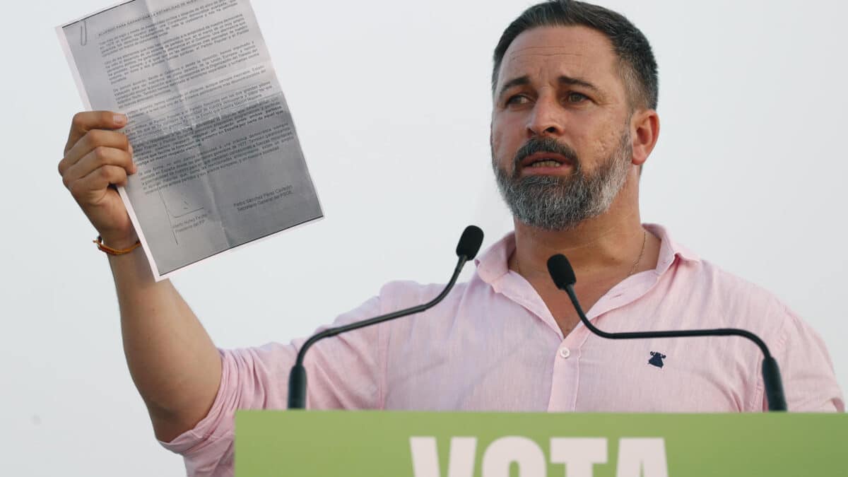 El líder de Vox, Santiago Abascal, sostiene el documento para un acuerdo de Estado PP-PSOE propuesto por Feijóo en el cara a cara