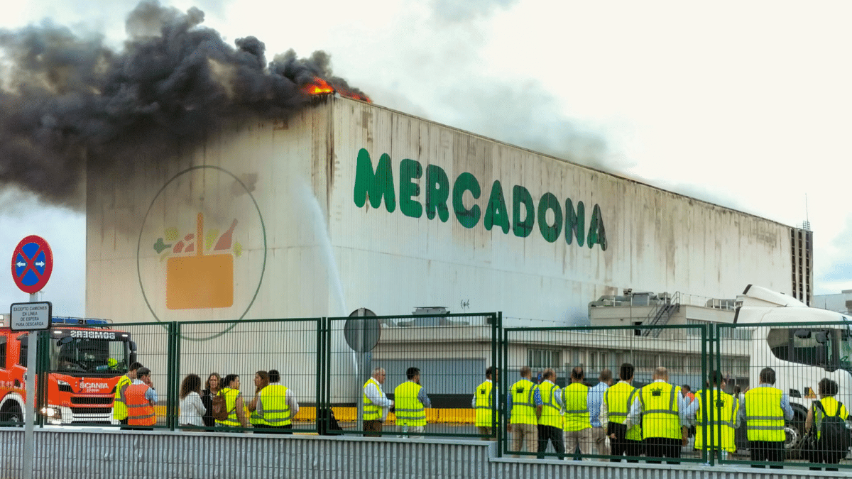 El incendio de una nave de Mercadona en Ribarroja de Túria en Valencia que está ya bajo control