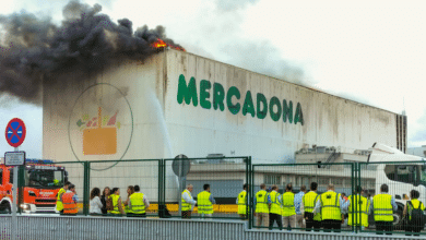 Así ha sido el incendio en una nave de Mercadona en Valencia