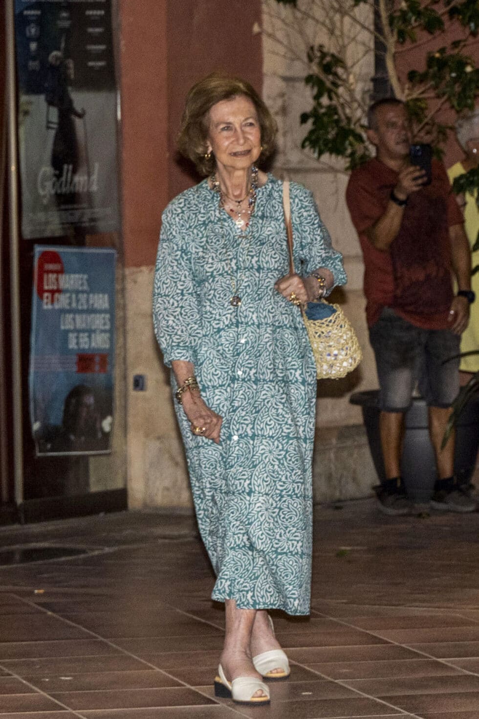 La reina emérita, doña Sofía, a su salida del CineCiutat en Palma de Mallorca