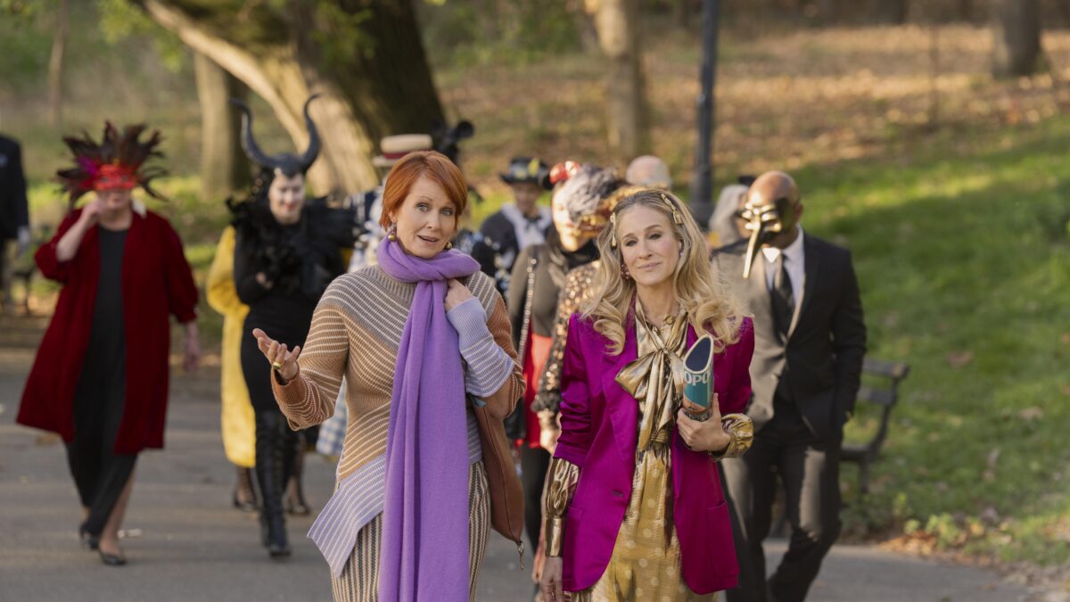Una imagen de la segunda temporada de 'And just like that', con Carrie (Sarah Jessica Parker) y Miranda (Cynthia Nixon), caminando por Nueva York