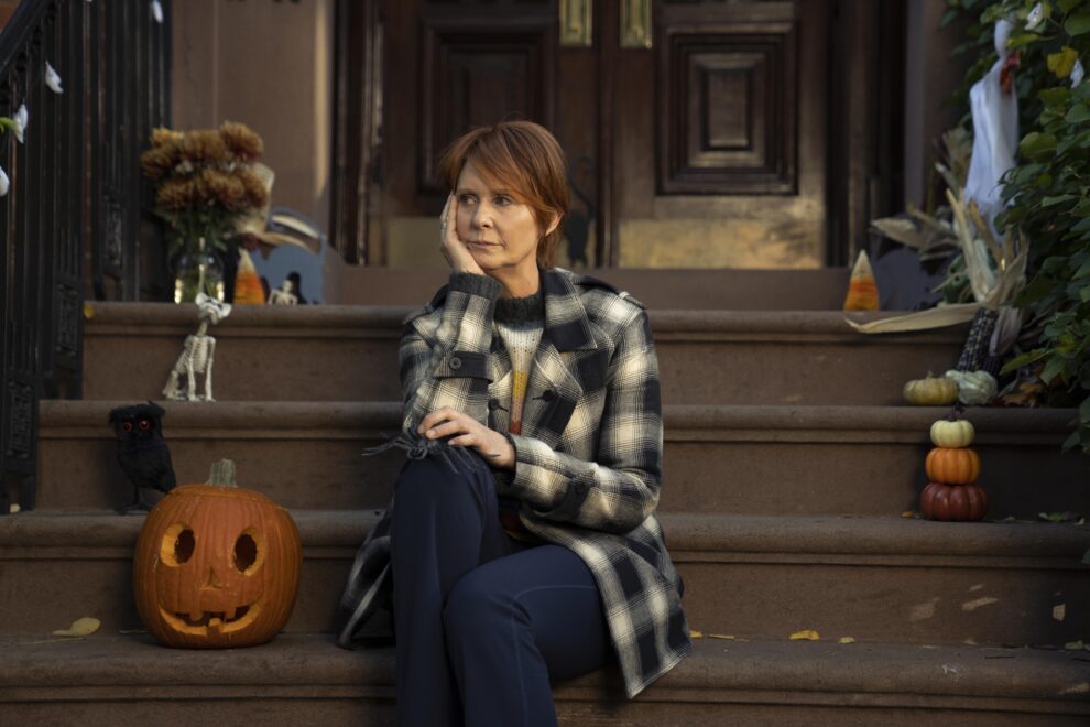 Miranda (Cynthia Nixon) se sienta en la puerta de uno de los apartamentos del West Village
