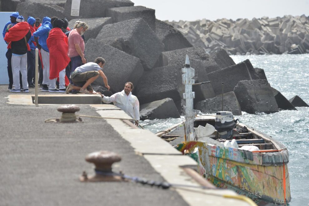 Un cayuco con 138 inmigrantes a bordo, que al parecer proceden de Senegal, arribó la semana pasada por sus propios medios al puerto herreño de La Restinga.