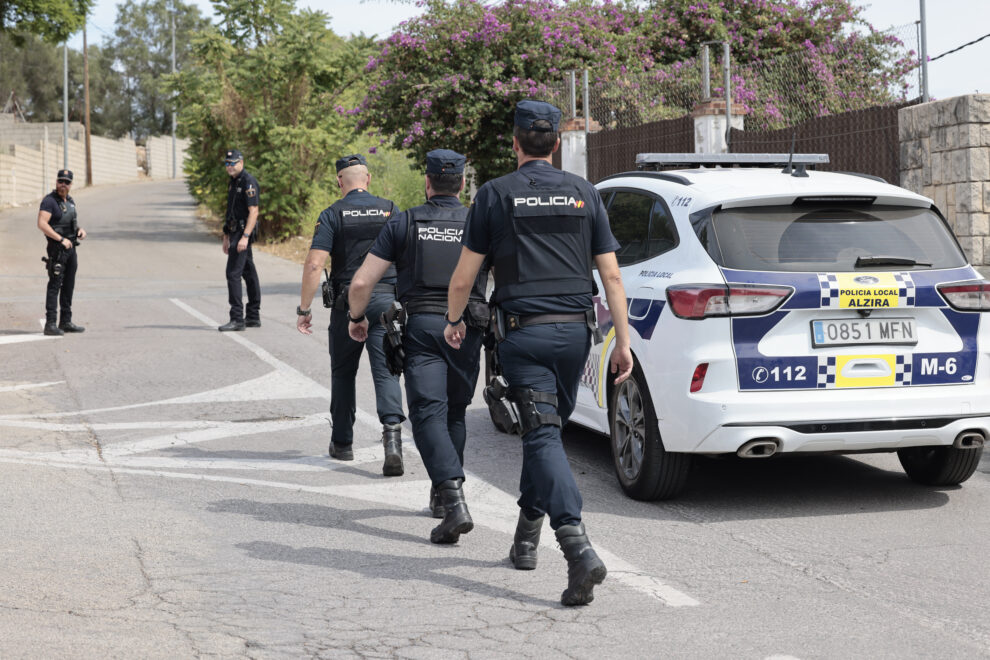 Personal de los Grupos Operativos Especiales de Seguridad (GOES) de la Policía Nacional están interviniendo en Alzira (Valencia)
