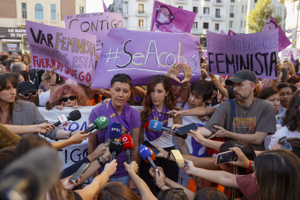 Arancha López (c-i) e Iria González (c-d), de la Comisión 8-M de Madrid, participan en una manifestación en apoyo a las jugadoras de la Selección española de fútbol y en concreto de Jenni Hermoso en Madrid, este lunes.