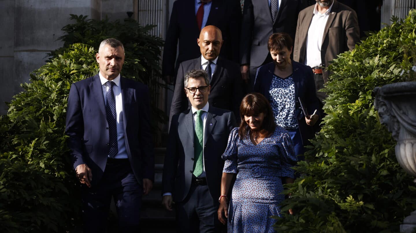 Paris (France), 24/08/2023.- Mayor of Paris Anne Hidalgo (down R), Mayor of Kyiv Vitaliy Klitschko (L) and Spanish Presidency Minister Felix Bolanos (C) attend a ceremony to mark the 79th anniversary of the Liberation of Paris during World War II, in tribute to the Spanish fighters from Nueve division, at the Mayor House in Paris, France, 24 August 2023. (Francia, Kiev) EFE/EPA/YOAN VALAT