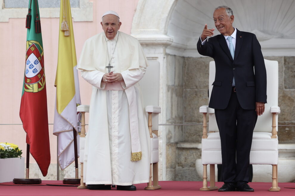 El Papa Francisco es recibido por el Presidente de Portugal, Marcelo Rebelo de Sousa (R), frente al Palacio de Belem en Lisboa