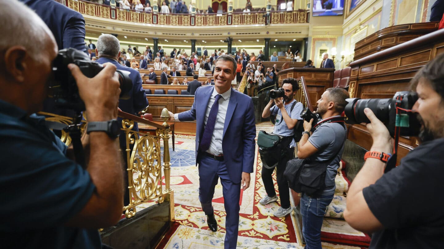 MADRID, 17/08/2023.- El presidente del Gobierno en funciones y diputado socialista, Pedro Sánchez , abandona el hemiciclo al final de la sesión constitutiva del Congreso de las Cortes Generales de la XV Legislatura, este jueves en Madrid. EFE/ Juan Carlos Hidalgo