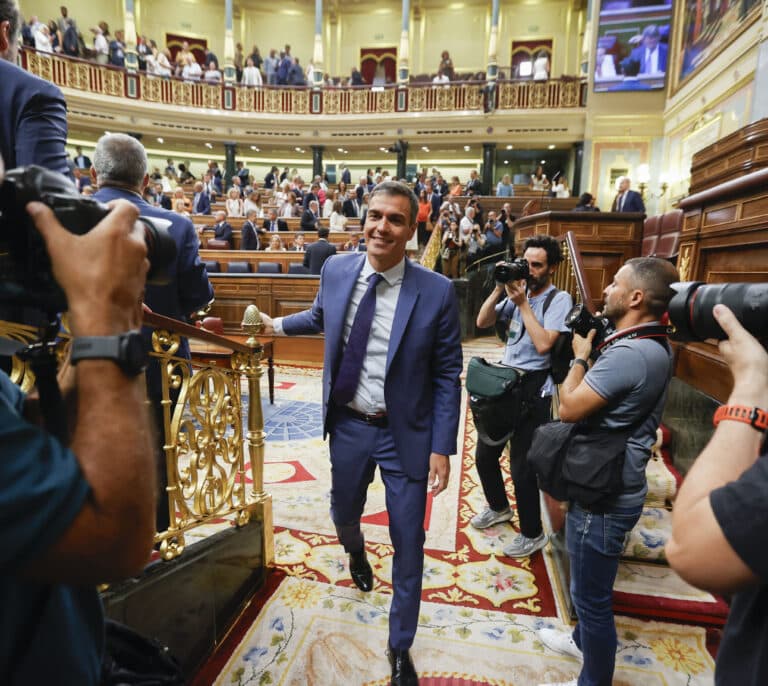 Sánchez da vía libre a Feijóo para ir ya a la investidura: "No nos daremos codazos con él. Lo que decida el Rey estará bien"