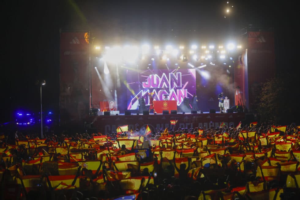 El DJ Juan Magán durante su actuación en la fiesta de recibimiento a la selección española femenina de fútbol, nueva campeona del Mundo, este lunes en la explanada Puente del Rey, en Madrid.
