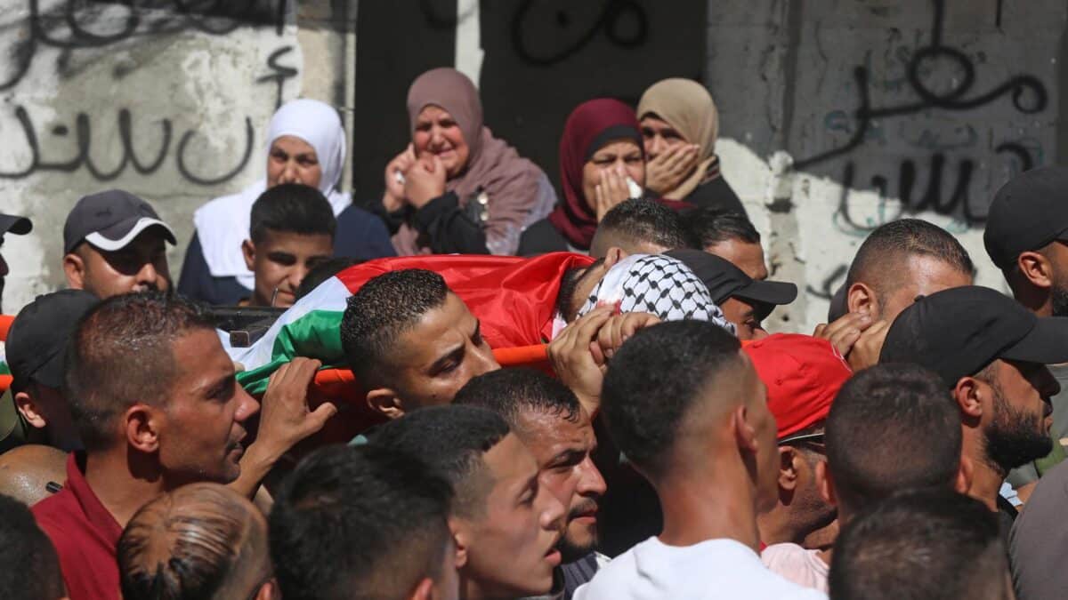 Un grupo de mujeres palestinas durante el funeral de un joven en el campamento de refugiados de Al Ein.
