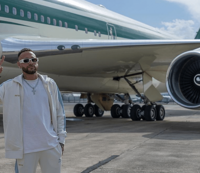 Neymar viaja solo en un avión de 500 pasajeros y desata la polémica: ¿cuánto contaminan los vuelos privados?