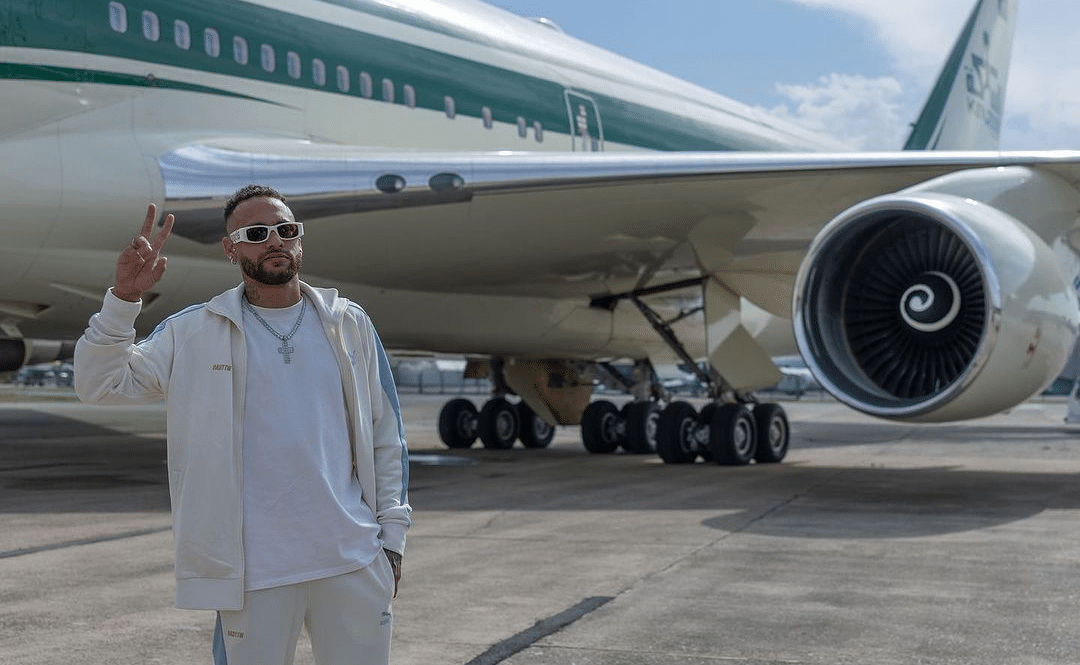 Neymar posando con el avión Boeing 747 que le trasladó a Riad