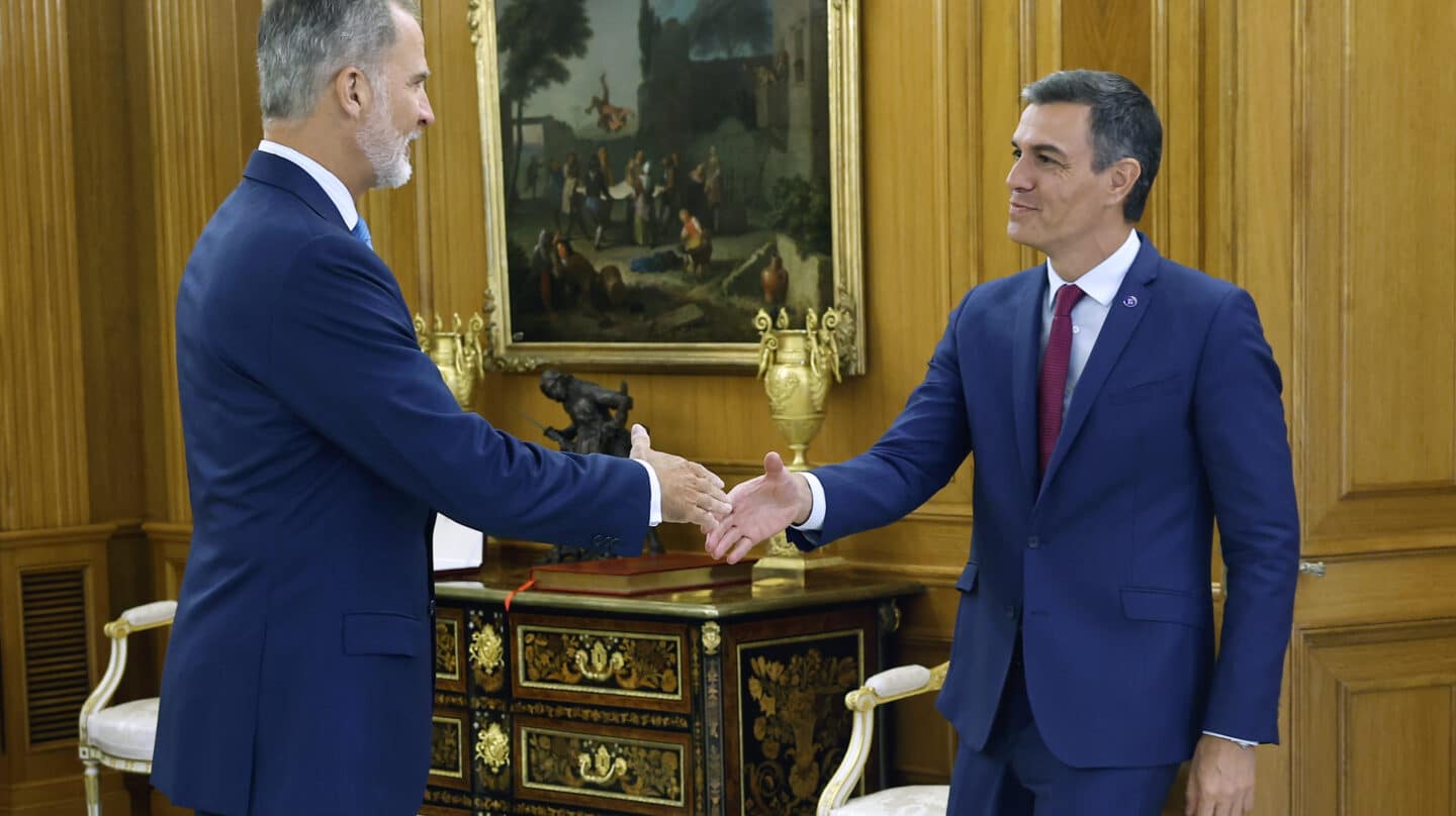 MADRID, 22/08/2023.- El rey Felipe VI (i) recibe al presidente del Gobierno en funciones y líder del PSOE, Pedro Sánchez (d), mientras continúa su ronda de consultas con los dirigentes políticos antes de proponer candidato a la Presidencia del Gobierno, este martes en el Palacio de la Zarzuela. EFE/Chema Moya / POOL