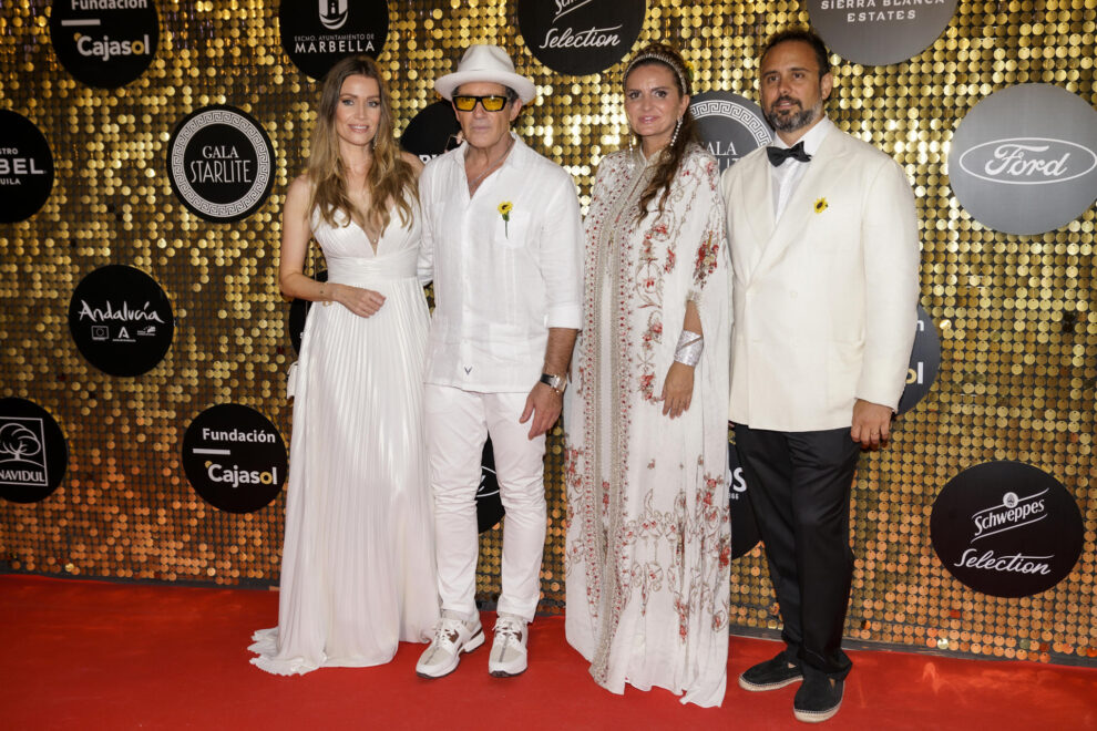 El actor Antonio Banderas y su pareja, Nicole Kimpel, junto a la fundadora de Starlite, Sandra García Sanjuan, y su pareja a su llegada a la gala solidaria Starlite en la Cantera de Nagüeles