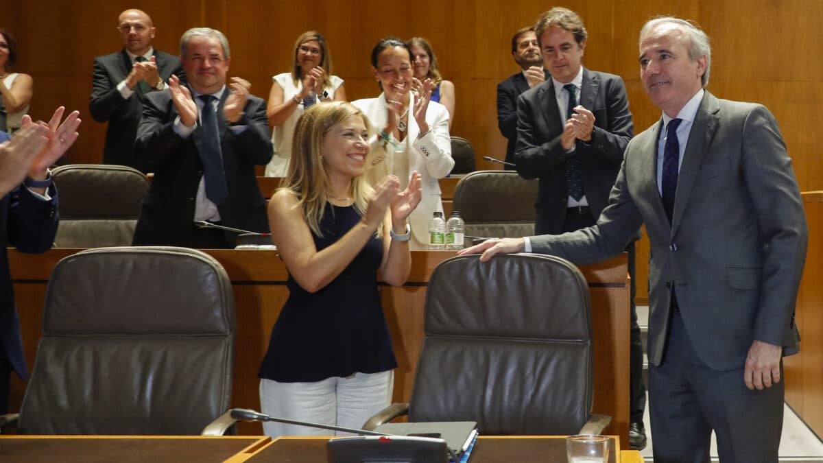 El popular Jorge Azcón (d) recibe el aplauso de su bancada tras ser investido como presidente de Aragón.