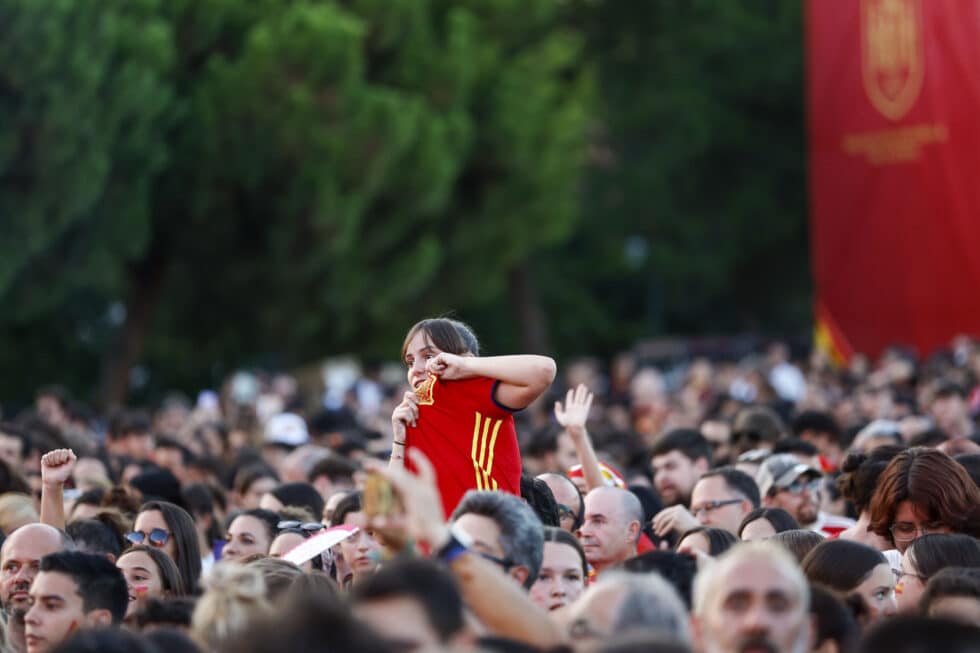 Miles de personas asisten a la fiesta de recibimiento a la selección española femenina de fútbol, nueva campeona del Mundo, este lunes en la explanada Puente del Rey, en Madrid.