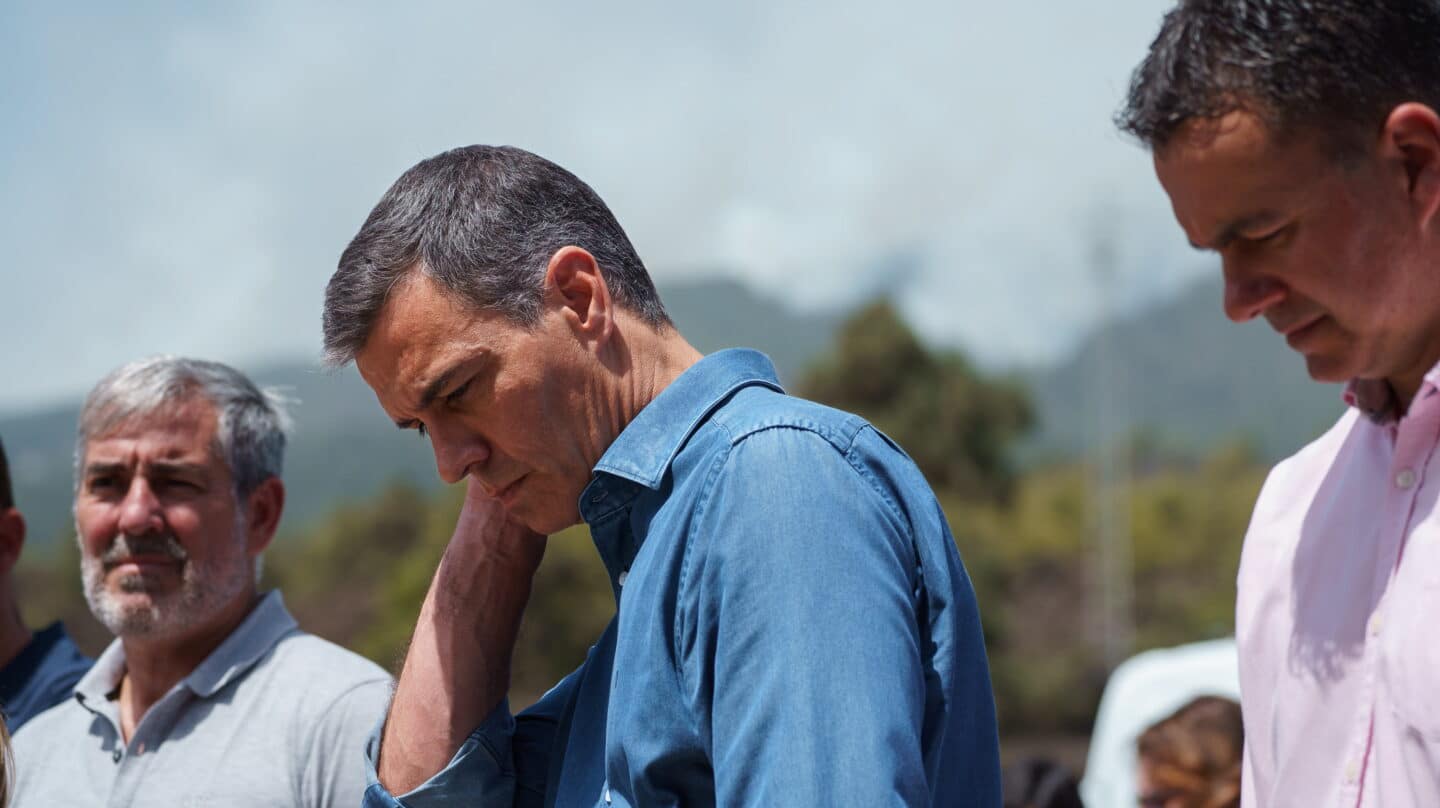 ARAFO (TENERIFE), 21/08/2023.- El presidente del Gobierno en funciones, Pedro Sánchez (c), ha avanzado este lunes que en cuanto el incendio de Tenerife esté controlado el Consejo de Ministros aprobará la declaración de zona gravemente afectada por una emergencia de protección civil, lo que coloquialmente se conoce como 'zona catastrófica'. El jefe del ejecutivo se ha acercado a la zona afectada por el incendio, que por el momento asciende a 13.383 hectáreas, y ha trasladado este anuncio a las autoridades locales con las que se ha reunido, encabezadas por el presidente de Canarias, Fernando Clavijo (i). EFE/ Ramón de La Rocha