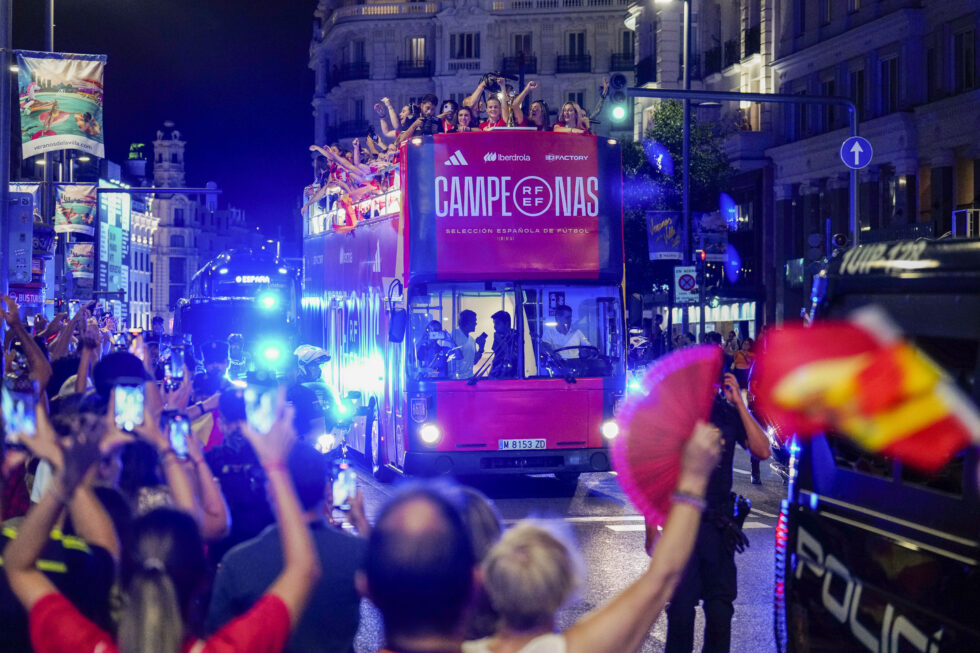 Las jugadoras de la selección española de fútbol, nueva campeona del Mundo, recorren este lunes Madrid en autobús descubierto para celebrar su triunfo con la afición.