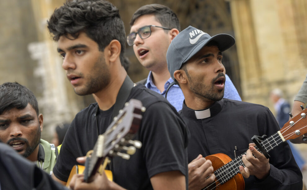 Centenares de jóvenes y sacerdotes procedentes de La India y de Sri Lanka peregrinaron a Oviedo este jueves antes de dirigirse a Portugal 