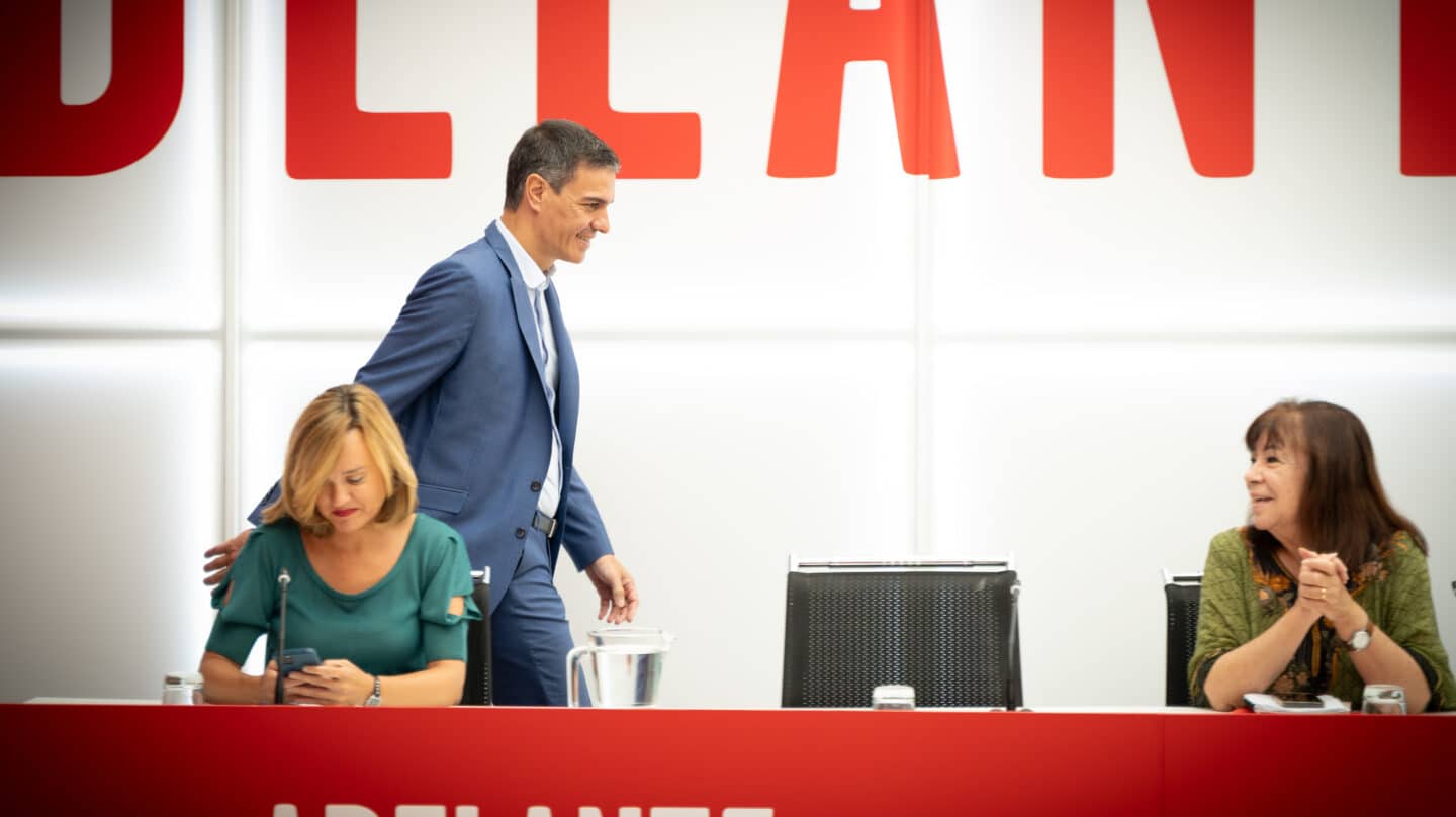 El secretario general del PSOE y presidente del Gobierno en funciones, Pedro Sánchez, a su llegada a la reunión de la ejecutiva federal socialista, pasa por delante de Pilar Alegría y Cristina Narbona, este 30 de agosto de 2023.