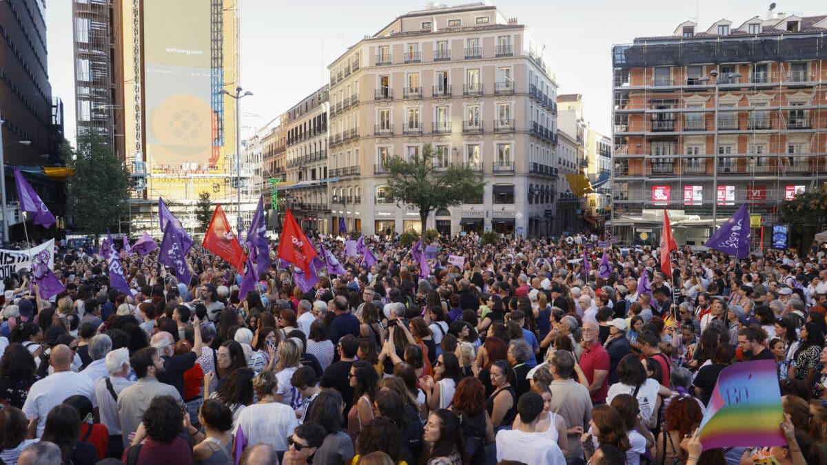 Cientos de personas participan en una manifestación en apoyo a las jugadoras de la Selección española de fútbol y en concreto de Jenni Hermoso en Madrid, este lunes.