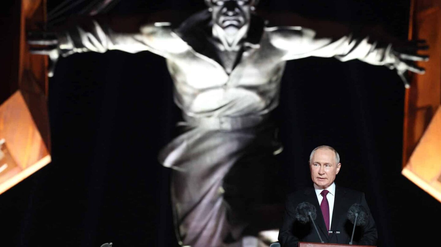 El presidente ruso Vladimir Putin ofrece un discurso en el memorial a la batalla de Kursk.