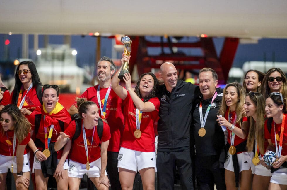 Las jugadoras de la selección española de fútbol, nueva campeona del Mundo, saludan con el trofeo a su llegada al aeropuerto de Barajas, este lunes en Madrid.