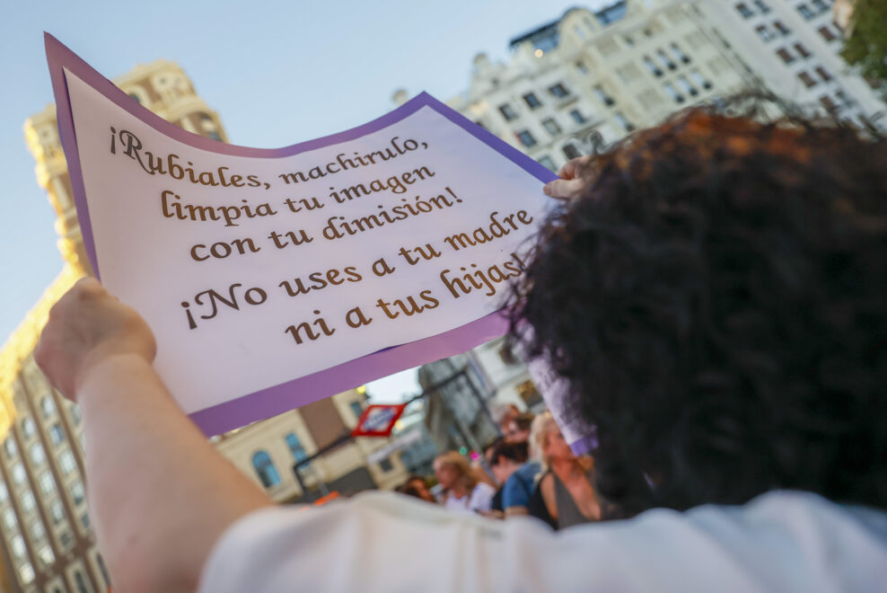 Decenas de personas participan en una manifestación en apoyo a las jugadoras de la Selección española de fútbol y en concreto de Jenni Hermoso en Madrid, este lunes. 