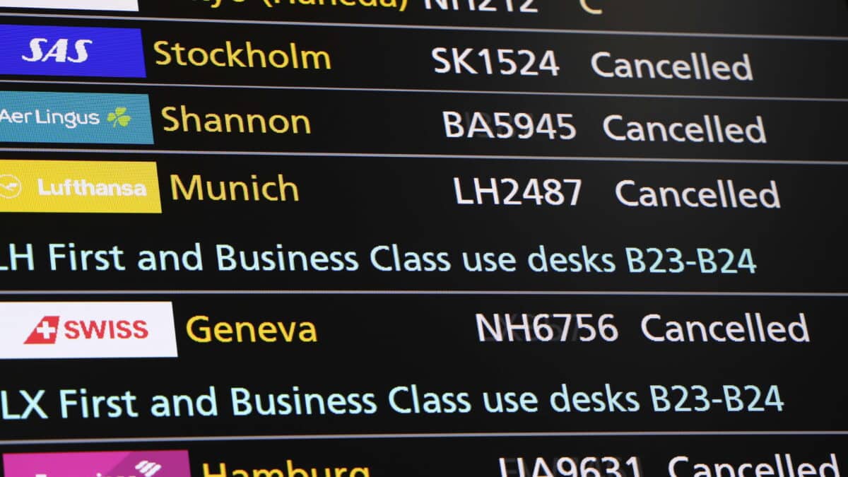 Pantalla con vuelos cancelados en Heathrow (Londres).