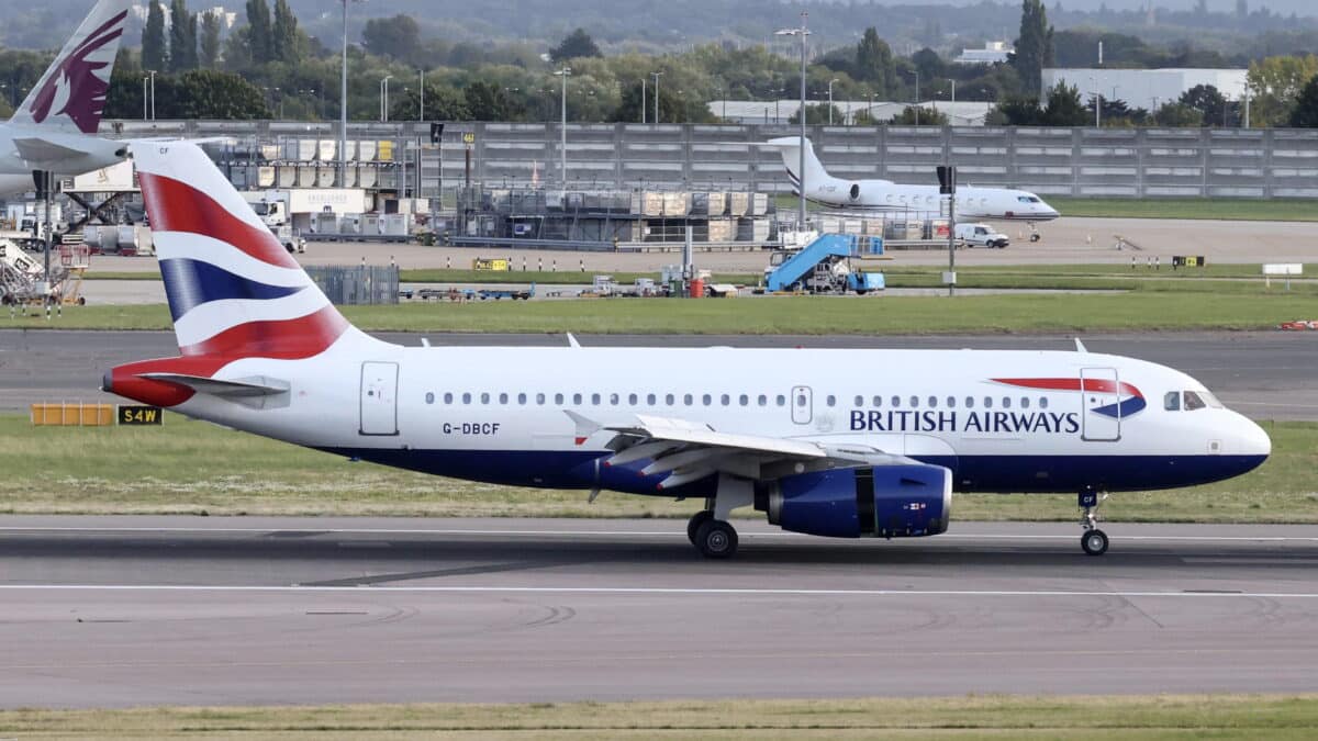 Un avión de British Airways aterriza en el aeropuerto londinense de Heathrow.