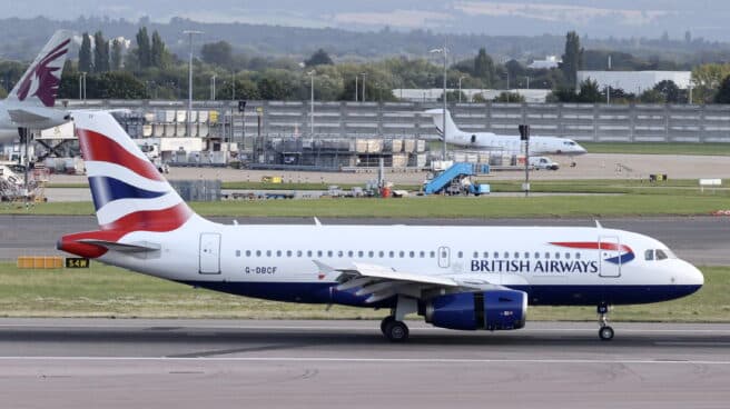Un avión de British Airways aterriza en el aeropuerto londinense de Heathrow. Un avión de British Airways aterriza en el aeropuerto londinense de Heathrow.