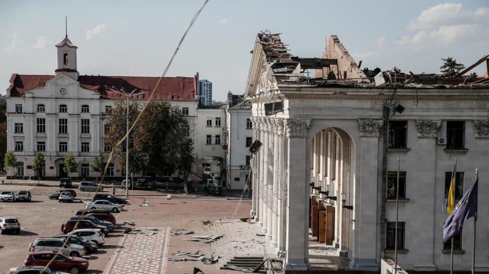 Daños causados por un misil ruso en el teatro de Chernígov (Ucrania).